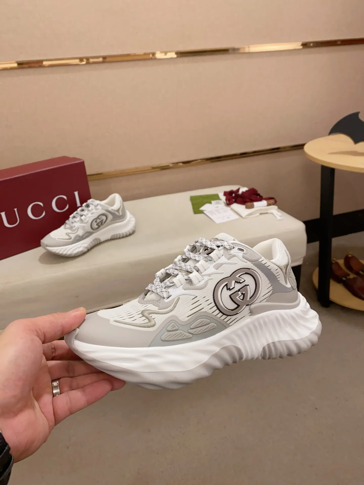 Men's shoes💰: 840💰High version of Gucci series couple's thick-soled sneakers! Gucci Gucci wave shoes Gucci's new designer has brought a new design, with a more comfortable foot feel and a new wave design. GUCCI's new Ripple wave shoes have an upper made of soft nappa leather and mesh. The foamed TPU midsole provides excellent comfort and feels like falling into the clouds. This new sports shoe adopts a thick-soled design, with a stitched leather upper and mesh, showing a full sense of technology. The two major brand logo details, the 3D-effect interlocking Double G leather patch and the Gucci letter metal hardware, inject a dazzling texture into the overall design. These shoes are crafted from silver metallic leather. Silver metallic leather, leather piping mesh details, Gucci lettering metal hardware, interlocking double G patch, lightweight rubber sole, top stitching and comes with a pair of shoelaces. Size: Women's 35-40 (can be customized to 34.41).        Male 39-44 (38.45 can be customized).